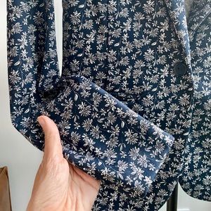 2 x 40$ ICHI navy and white stretchy blazer